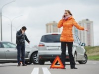 Kreuzungsunfall: irreführendes Blinkersetzens eines vorfahrtberechtigten Geradeausfahrers