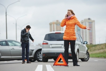 Kreuzungsunfall: irreführendes Blinkersetzens eines vorfahrtberechtigten Geradeausfahrers