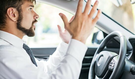 Verkehrsunfall im Gegenverkehr nach Passieren von parkenden Fahrzeugen