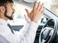 Verkehrsunfall im Gegenverkehr nach Passieren von parkenden Fahrzeugen