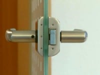 Was darf ein Mieter an seiner Wohnungseingangstüre/Treppenhaus anbringen?